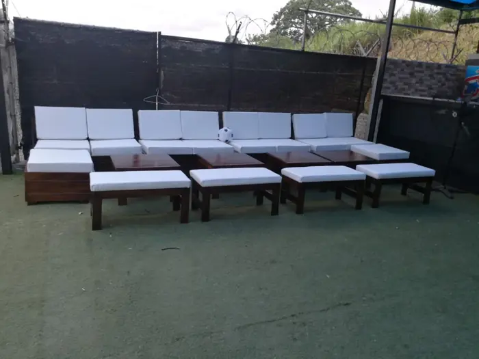 Lounge exterior con salas y mesas
