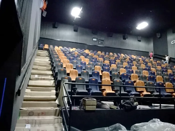 Sala de cine — gradas y acabados