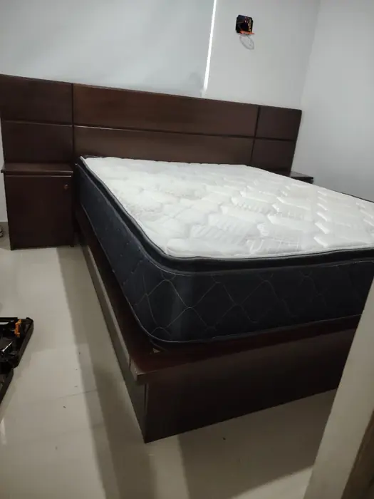 Cama con cabecera de madera