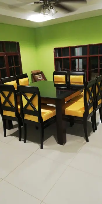 Comedor negro con sillas tapizadas