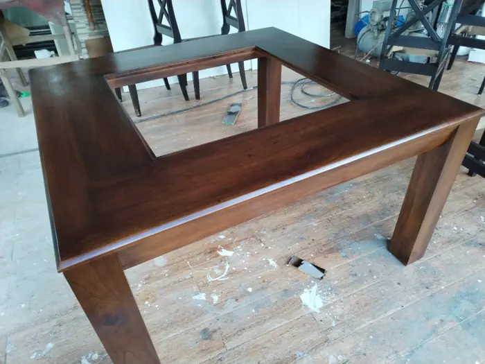 Mesa en madera oscura, acabado a mano