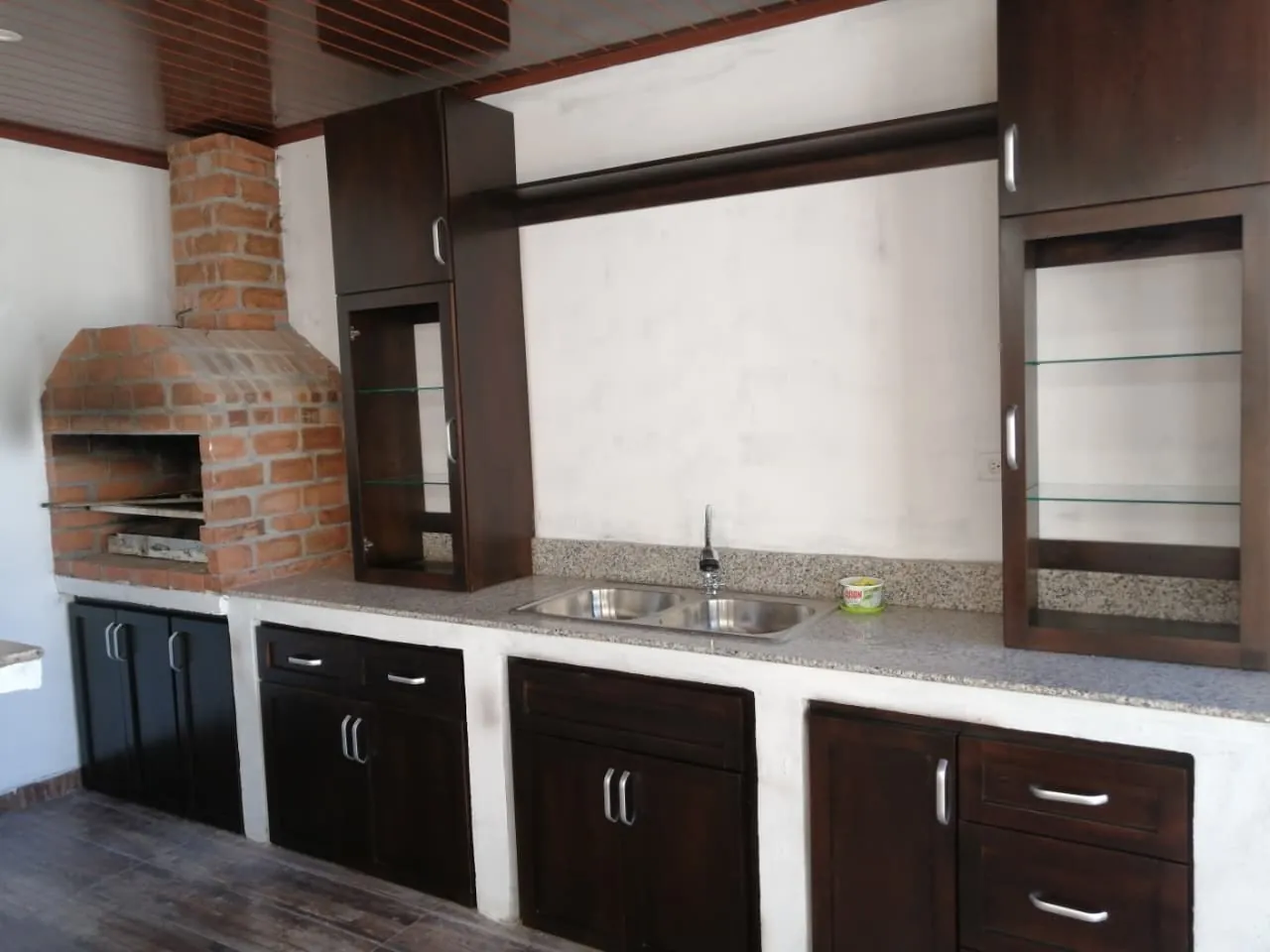 Cocina exterior con horno de leña