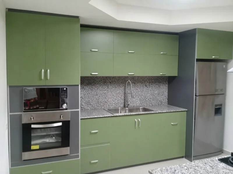Cocina integral en laca verde