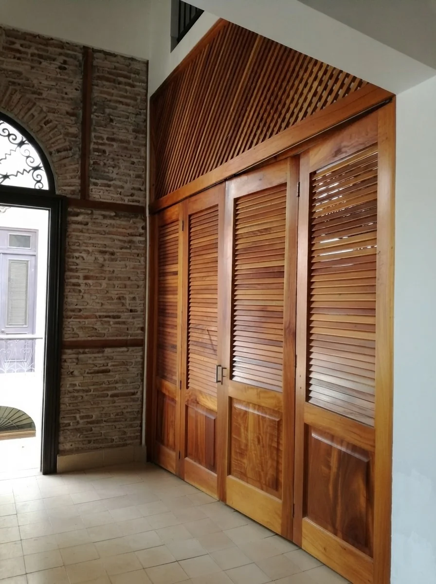 Puertas de persiana en teca restauradas en Casco Viejo