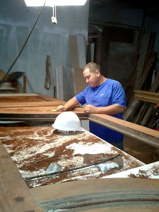 Lijado artesanal en taller